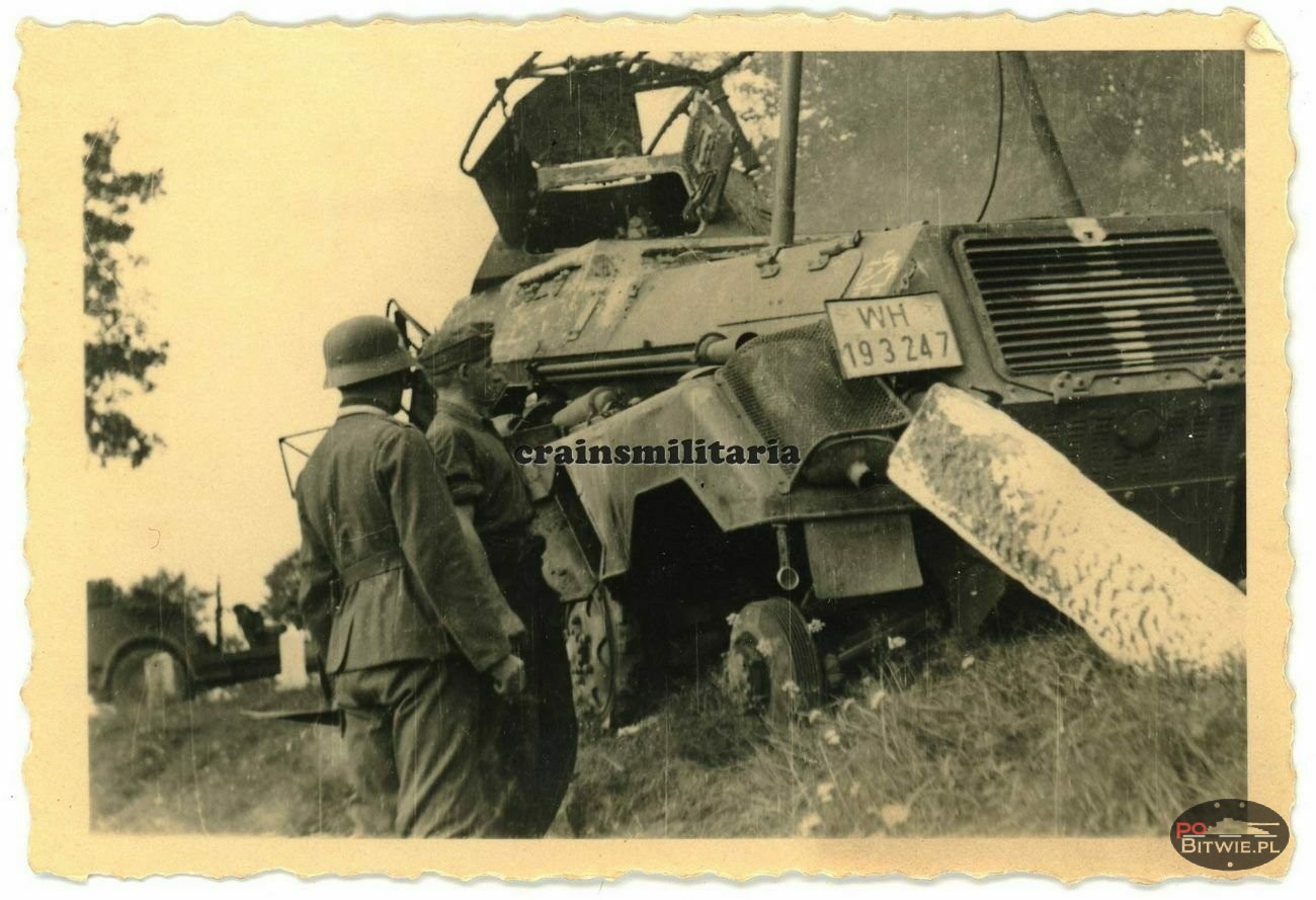aaa #005 Orig. Foto zerstörte 8-Rad SdKfz Funk Panzerspähwagen A.A.6 in Polen 1939.jpg