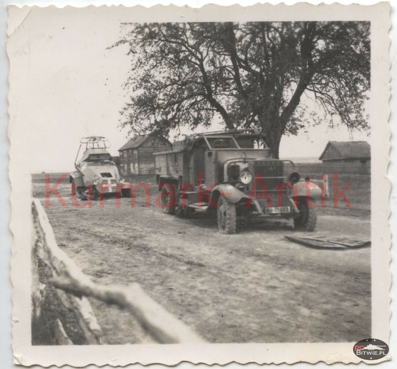 Q320 Foto Wehrmacht Polen Feldzug Panzer Spähwagen 6 Rad Funker + crash LKW.jpg