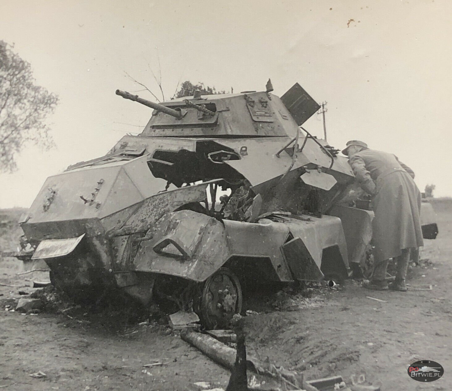 [PSW][#550]{001}{a} s.Pz.Sp.Wg (FU) Sd.Kfz.232 (8 Rad), II.!Aufkl.Rgt.(mot.).9, WH-753xx, Ujazdy (Wesoła)!Kąkolówka, duża dziura lewy przód, dach z boku.jpg