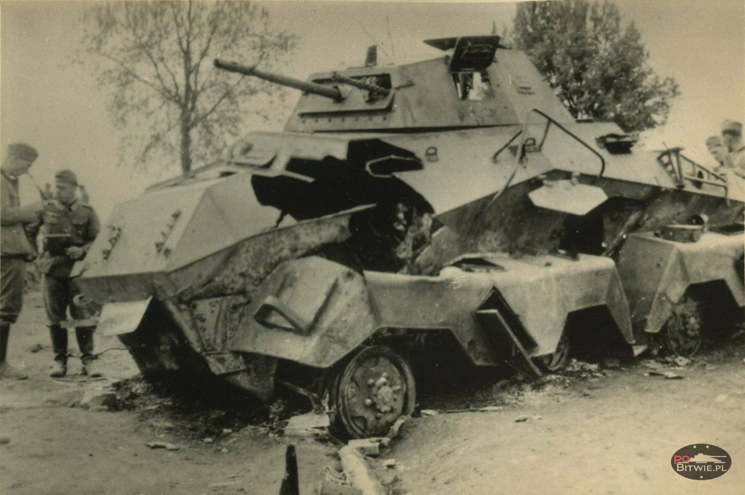 [PSW][#550]{004}{a} s.Pz.Sp.Wg (FU) Sd.Kfz.232 (8 Rad), II.!Aufkl.Rgt.(mot.).9, WH-753xx, Ujazdy (Wesoła)!Kąkolówka, duża dziura lewy przód, dach z boku.jpg