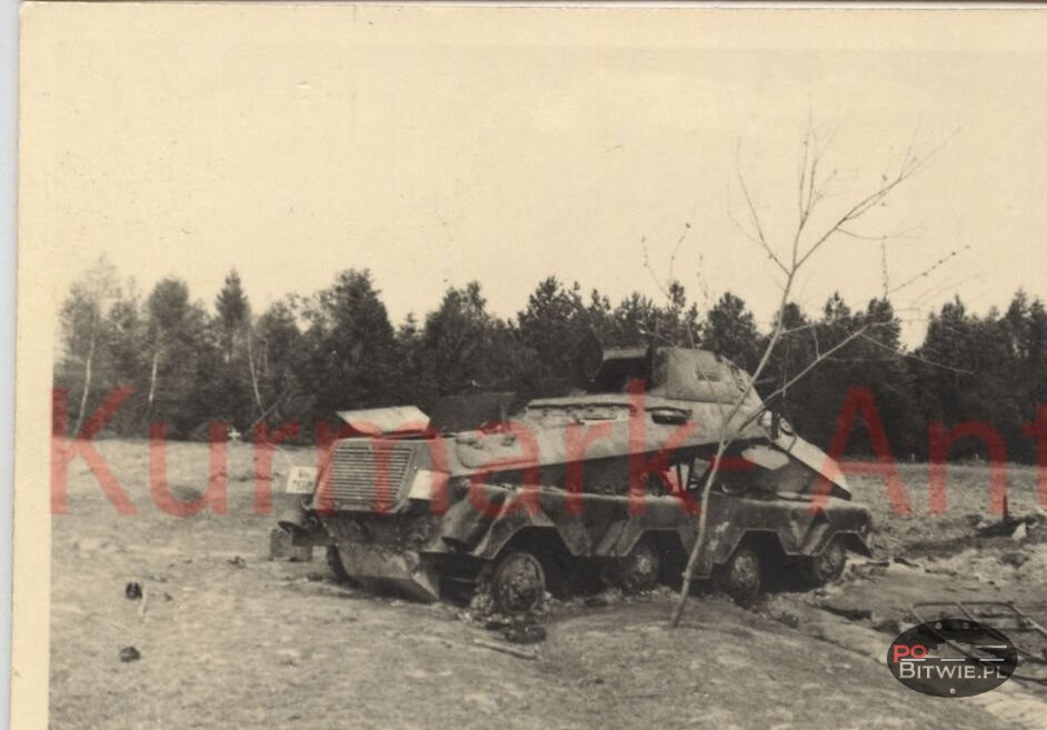 [PSW][#550]{006}{a} s.Pz.Sp.Wg (FU) Sd.Kfz.232 (8 Rad), II.!Aufkl.Rgt.(mot.).9, WH-753xx, Ujazdy (Wesoła)!Kąkolówka, duża dziura lewy przód, dach z boku.jpg