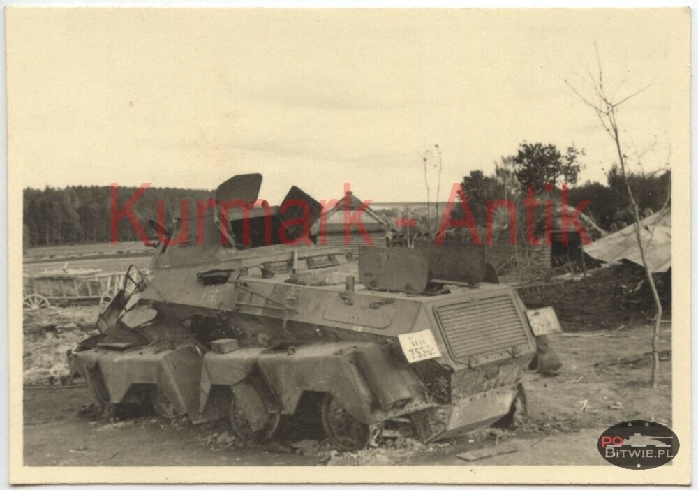 [PSW][#550]{008}{a} s.Pz.Sp.Wg (FU) Sd.Kfz.232 (8 Rad), II.!Aufkl.Rgt.(mot.).9, WH-753xx, Ujazdy (Wesoła)!Kąkolówka, duża dziura lewy przód, dach z boku.jpg