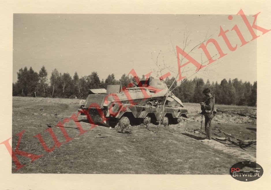 [PSW][#550]{010}{a} s.Pz.Sp.Wg (FU) Sd.Kfz.232 (8 Rad), II.!Aufkl.Rgt.(mot.).9, WH-753xx, Ujazdy (Wesoła)!Kąkolówka, duża dziura lewy przód, dach z boku.jpg