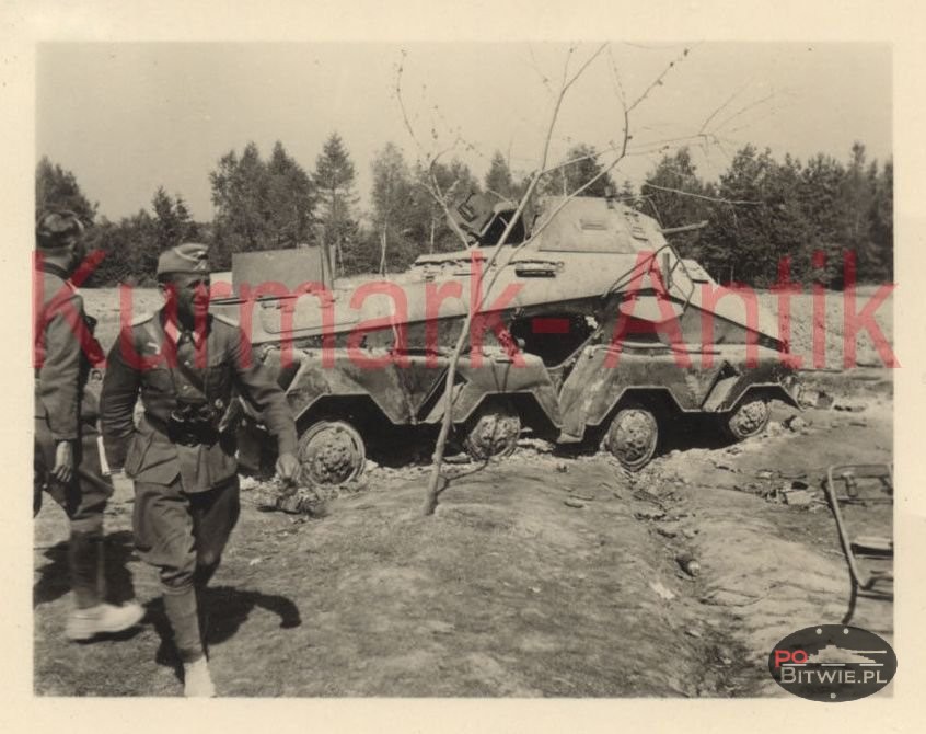 [PSW][#550]{011}{a} s.Pz.Sp.Wg (FU) Sd.Kfz.232 (8 Rad), II.!Aufkl.Rgt.(mot.).9, WH-753xx, Ujazdy (Wesoła)!Kąkolówka, duża dziura lewy przód, dach z boku.jpg