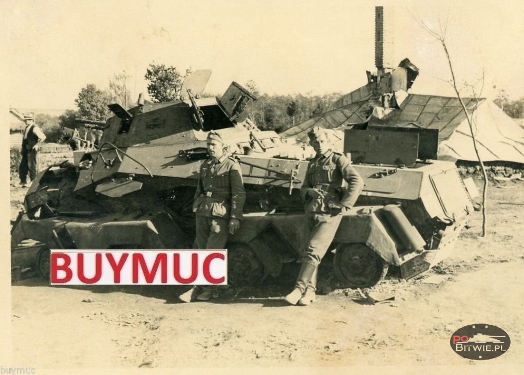 [PSW][#550]{012}{a} s.Pz.Sp.Wg (FU) Sd.Kfz.232 (8 Rad), II.!Aufkl.Rgt.(mot.).9, WH-753xx, Ujazdy (Wesoła)!Kąkolówka, duża dziura lewy przód, dach z boku.jpg