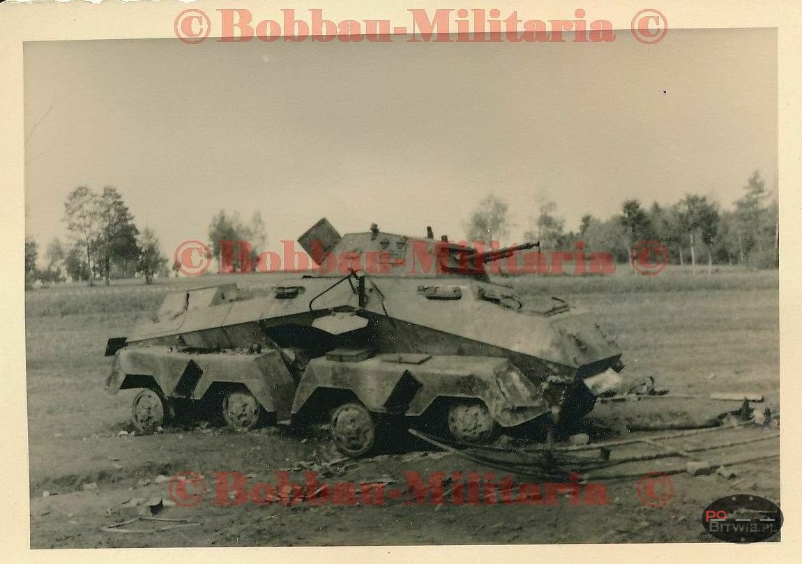 [PSW][#550]{013}{a} s.Pz.Sp.Wg (FU) Sd.Kfz.232 (8 Rad), II.!Aufkl.Rgt.(mot.).9, WH-753xx, Ujazdy (Wesoła)!Kąkolówka, duża dziura lewy przód, dach z boku.jpg