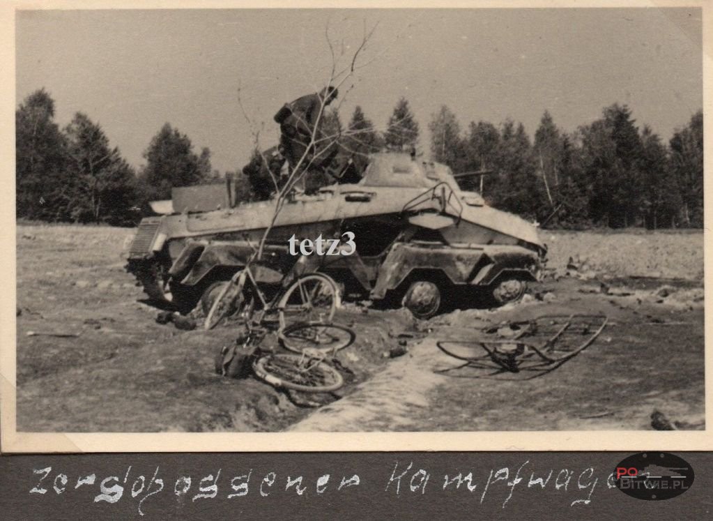 [PSW][#550]{015}{a} s.Pz.Sp.Wg (FU) Sd.Kfz.232 (8 Rad), II.!Aufkl.Rgt.(mot.).9, WH-753xx, Ujazdy (Wesoła)!Kąkolówka, duża dziura lewy przód, dach z boku.jpg