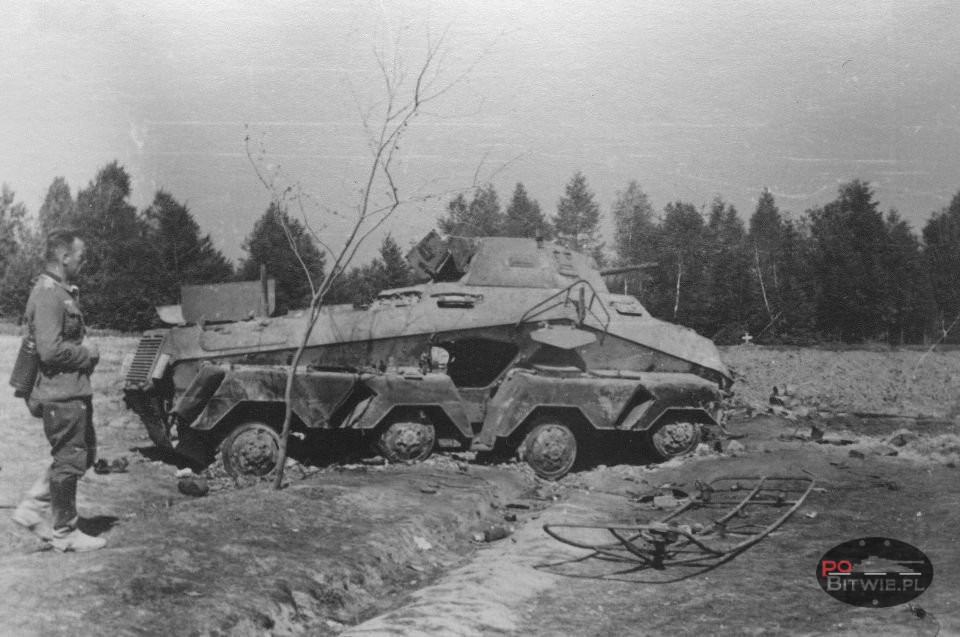 [PSW][#550]{016}{a} s.Pz.Sp.Wg (FU) Sd.Kfz.232 (8 Rad), II.!Aufkl.Rgt.(mot.).9, WH-753xx, Ujazdy (Wesoła)!Kąkolówka, duża dziura lewy przód, dach z boku.jpg