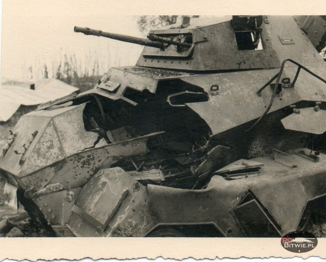 [PSW][#550]{020}{a} s.Pz.Sp.Wg (FU) Sd.Kfz.232 (8 Rad), II.!Aufkl.Rgt.(mot.).9, WH-753xx, Ujazdy (Wesoła)!Kąkolówka, duża dziura lewy przód, dach z boku.jpg