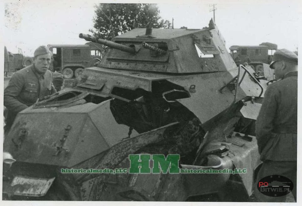 [PSW][#550]{023}{a} s.Pz.Sp.Wg (FU) Sd.Kfz.232 (8 Rad), II.!Aufkl.Rgt.(mot.).9, WH-753xx, Ujazdy (Wesoła)!Kąkolówka, duża dziura lewy przód, dach z boku.jpg