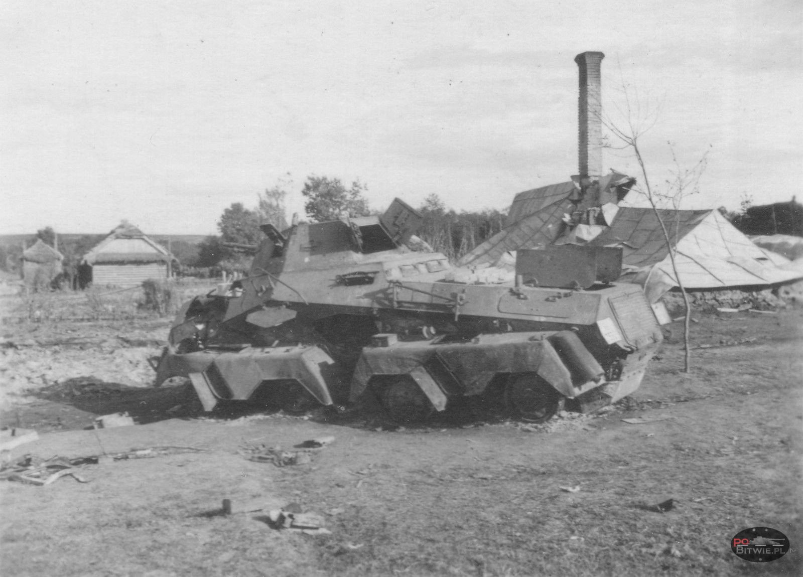 [PSW][#550]{030}{a} s.Pz.Sp.Wg (FU) Sd.Kfz.232 (8 Rad), II.!Aufkl.Rgt.(mot.).9, WH-753xx, Ujazdy (Wesoła)!Kąkolówka, duża dziura lewy przód, dach z boku.jpg