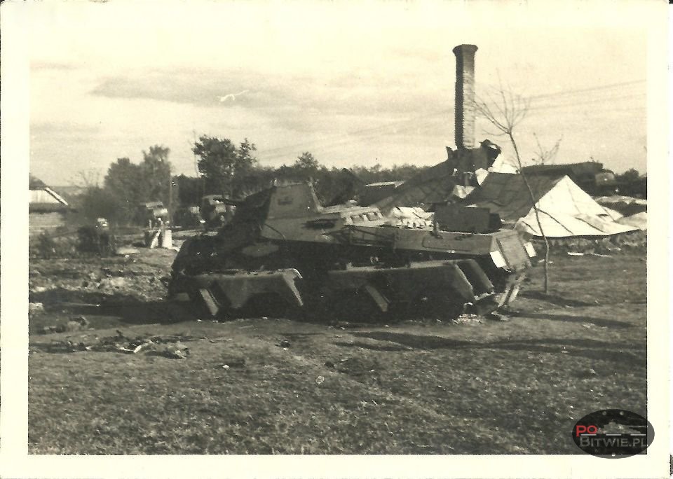 [PSW][#550]{031}{a} s.Pz.Sp.Wg (FU) Sd.Kfz.232 (8 Rad), II.!Aufkl.Rgt.(mot.).9, WH-753xx, Ujazdy (Wesoła)!Kąkolówka, duża dziura lewy przód, dach z boku.jpg