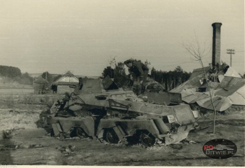 [PSW][#550]{038}{a} s.Pz.Sp.Wg (FU) Sd.Kfz.232 (8 Rad), II.!Aufkl.Rgt.(mot.).9, WH-753xx, Ujazdy (Wesoła)!Kąkolówka, duża dziura lewy przód, dach z boku.jpg