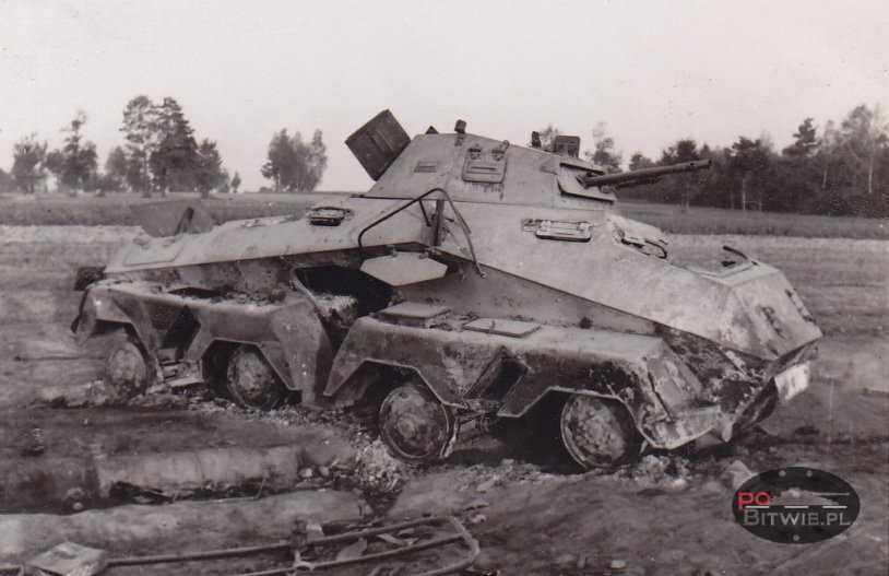 [PSW][#550]{039}{a} s.Pz.Sp.Wg (FU) Sd.Kfz.232 (8 Rad), II.!Aufkl.Rgt.(mot.).9, WH-753xx, Ujazdy (Wesoła)!Kąkolówka, duża dziura lewy przód, dach z boku.jpg