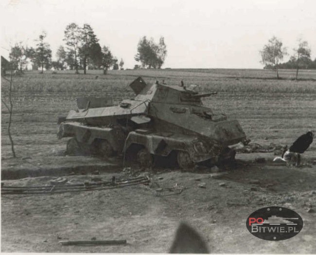 [PSW][#550]{042}{a} s.Pz.Sp.Wg (FU) Sd.Kfz.232 (8 Rad), II.!Aufkl.Rgt.(mot.).9, WH-753xx, Ujazdy (Wesoła)!Kąkolówka, duża dziura lewy przód, dach z boku.jpg