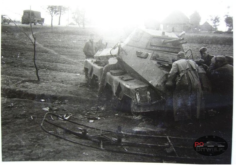 [PSW][#550]{043}{a} s.Pz.Sp.Wg (FU) Sd.Kfz.232 (8 Rad), II.!Aufkl.Rgt.(mot.).9, WH-753xx, Ujazdy (Wesoła)!Kąkolówka, duża dziura lewy przód, dach z boku.jpg