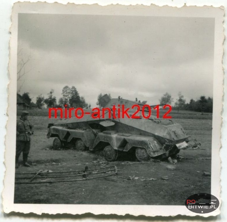 [PSW][#550]{044}{a} s.Pz.Sp.Wg (FU) Sd.Kfz.232 (8 Rad), II.!Aufkl.Rgt.(mot.).9, WH-753xx, Ujazdy (Wesoła)!Kąkolówka, duża dziura lewy przód, dach z boku.jpg