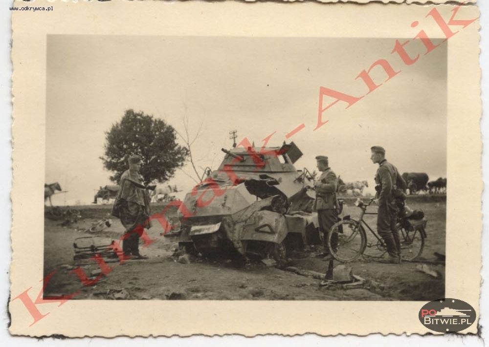 [PSW][#550]{045}{a} s.Pz.Sp.Wg (FU) Sd.Kfz.232 (8 Rad), II.!Aufkl.Rgt.(mot.).9, WH-753xx, Ujazdy (Wesoła)!Kąkolówka, duża dziura lewy przód, dach z boku.jpg