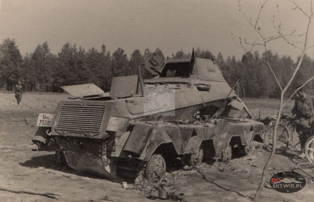 [PSW][#550]{046}{a} s.Pz.Sp.Wg (FU) Sd.Kfz.232 (8 Rad), II.!Aufkl.Rgt.(mot.).9, WH-753xx, Ujazdy (Wesoła)!Kąkolówka, duża dziura lewy przód, dach z boku.jpg