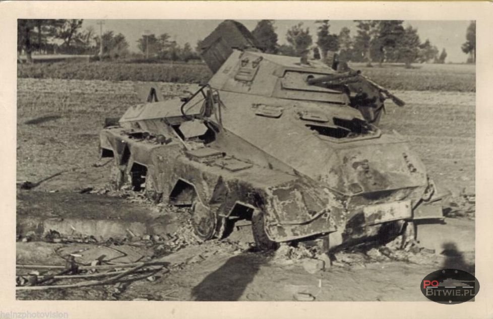 [PSW][#550]{047}{a} s.Pz.Sp.Wg (FU) Sd.Kfz.232 (8 Rad), II.!Aufkl.Rgt.(mot.).9, WH-753xx, Ujazdy (Wesoła)!Kąkolówka, duża dziura lewy przód, dach z boku.jpg