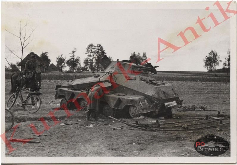 [PSW][#550]{048}{a} s.Pz.Sp.Wg (FU) Sd.Kfz.232 (8 Rad), II.!Aufkl.Rgt.(mot.).9, WH-753xx, Ujazdy (Wesoła)!Kąkolówka, duża dziura lewy przód, dach z boku.jpg