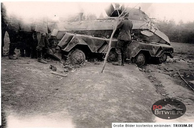 [PSW][#550]{050}{a} s.Pz.Sp.Wg (FU) Sd.Kfz.232 (8 Rad), II.!Aufkl.Rgt.(mot.).9, WH-753xx, Ujazdy (Wesoła)!Kąkolówka, duża dziura lewy przód, dach z boku.jpg