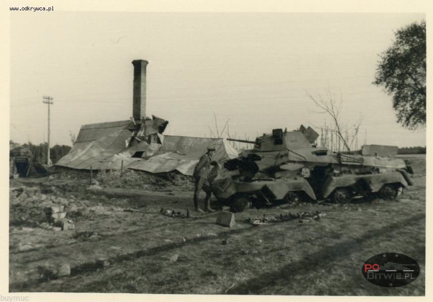 [PSW][#550]{051}{a} s.Pz.Sp.Wg (FU) Sd.Kfz.232 (8 Rad), II.!Aufkl.Rgt.(mot.).9, WH-753xx, Ujazdy (Wesoła)!Kąkolówka, duża dziura lewy przód, dach z boku.jpg