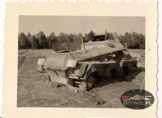 [PSW][#550]{054}{a} s.Pz.Sp.Wg (FU) Sd.Kfz.232 (8 Rad), II.!Aufkl.Rgt.(mot.).9, WH-753xx, Ujazdy (Wesoła)!Kąkolówka, duża dziura lewy przód, dach z boku.jpg