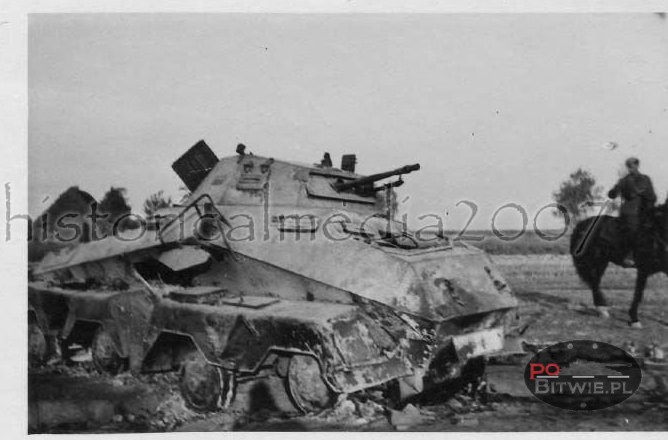 [PSW][#550]{055}{a} s.Pz.Sp.Wg (FU) Sd.Kfz.232 (8 Rad), II.!Aufkl.Rgt.(mot.).9, WH-753xx, Ujazdy (Wesoła)!Kąkolówka, duża dziura lewy przód, dach z boku.jpg