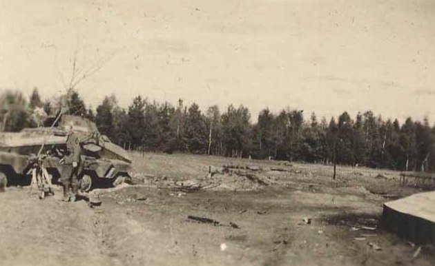 [PSW][#550]{057}{a} s.Pz.Sp.Wg (FU) Sd.Kfz.232 (8 Rad), II.!Aufkl.Rgt.(mot.).9, WH-753xx, Ujazdy (Wesoła)!Kąkolówka, duża dziura lewy przód, dach z boku.jpg