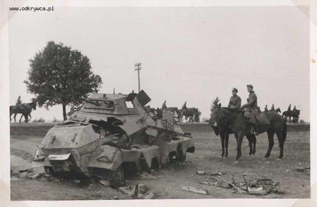 [PSW][#550]{058}{a} s.Pz.Sp.Wg (FU) Sd.Kfz.232 (8 Rad), II.!Aufkl.Rgt.(mot.).9, WH-753xx, Ujazdy (Wesoła)!Kąkolówka, duża dziura lewy przód, dach z boku.jpg