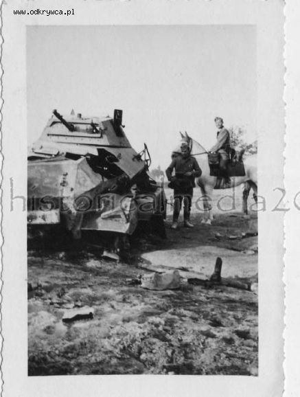 [PSW][#550]{059}{a} s.Pz.Sp.Wg (FU) Sd.Kfz.232 (8 Rad), II.!Aufkl.Rgt.(mot.).9, WH-753xx, Ujazdy (Wesoła)!Kąkolówka, duża dziura lewy przód, dach z boku.jpg