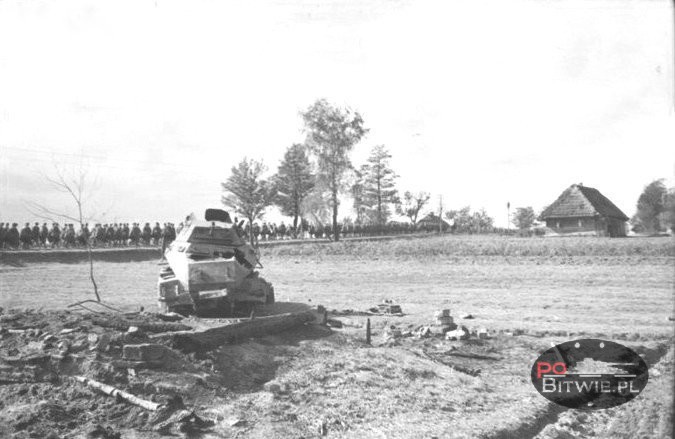 [PSW][#550]{061}{a} s.Pz.Sp.Wg (FU) Sd.Kfz.232 (8 Rad), II.!Aufkl.Rgt.(mot.).9, WH-753xx, Ujazdy (Wesoła)!Kąkolówka, duża dziura lewy przód, dach z boku.jpg