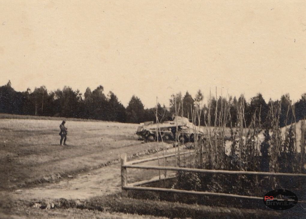 [PSW][#550]{062}{a} s.Pz.Sp.Wg (FU) Sd.Kfz.232 (8 Rad), II.!Aufkl.Rgt.(mot.).9, WH-753xx, Ujazdy (Wesoła)!Kąkolówka, duża dziura lewy przód, dach z boku.jpg