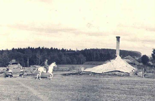 [PSW][#550]{065}{a} s.Pz.Sp.Wg (FU) Sd.Kfz.232 (8 Rad), II.!Aufkl.Rgt.(mot.).9, WH-753xx, Ujazdy (Wesoła)!Kąkolówka, duża dziura lewy przód, dach z boku.jpg