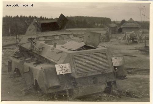 [PSW][#550]{066}{a} s.Pz.Sp.Wg (FU) Sd.Kfz.232 (8 Rad), II.!Aufkl.Rgt.(mot.).9, WH-753xx, Ujazdy (Wesoła)!Kąkolówka, duża dziura lewy przód, dach z boku.jpg