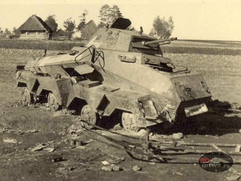 [PSW][#550]{101}{b} s.Pz.Sp.Wg (FU) Sd.Kfz.232 (8 Rad), II.!Aufkl.Rgt.(mot.).9, WH-753xx, Ujazdy (Wesoła)!Kąkolówka, duża dziura lewy przód, dach z boku (A.Art.Rgt.07.001).jpg