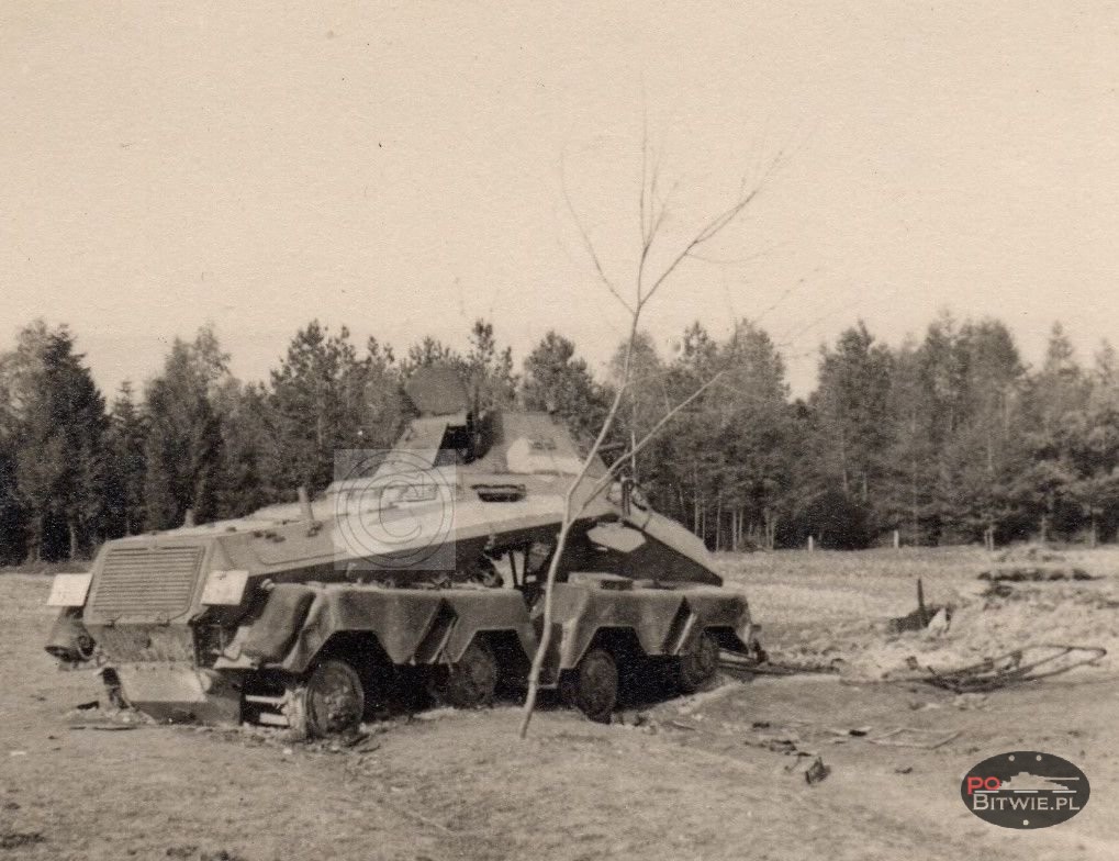 [PSW][#550]{103}{a} s.Pz.Sp.Wg (FU) Sd.Kfz.232 (8 Rad), II.!Aufkl.Rgt.(mot.).9, WH-753xx, Ujazdy (Wesoła)!Kąkolówka, duża dziura lewy przód, dach z boku, namalowane strzałki.jpg