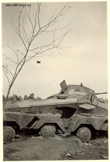 [PSW][#550]{104}{a} s.Pz.Sp.Wg (FU) Sd.Kfz.232 (8 Rad), II.!Aufkl.Rgt.(mot.).9, WH-753xx, Ujazdy (Wesoła)!Kąkolówka, duża dziura lewy przód, dach z boku, namalowane strzałki.jpg