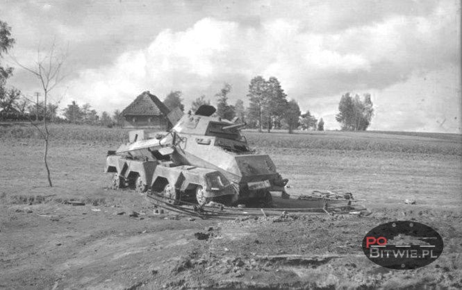 [PSW][#550]{106}{a} s.Pz.Sp.Wg (FU) Sd.Kfz.232 (8 Rad), II.!Aufkl.Rgt.(mot.).9, WH-753xx, Ujazdy (Wesoła)!Kąkolówka, duża dziura lewy przód, dach z boku, namalowane strzałki.jpg