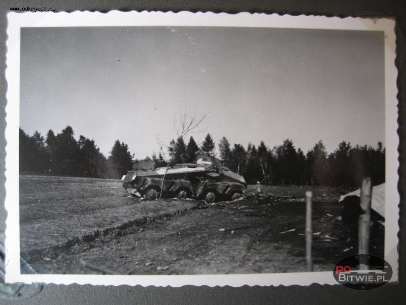 [PSW][#550]{107}{a} s.Pz.Sp.Wg (FU) Sd.Kfz.232 (8 Rad), II.!Aufkl.Rgt.(mot.).9, WH-753xx, Ujazdy (Wesoła)!Kąkolówka, duża dziura lewy przód, dach z boku, namalowane strzałki.jpg