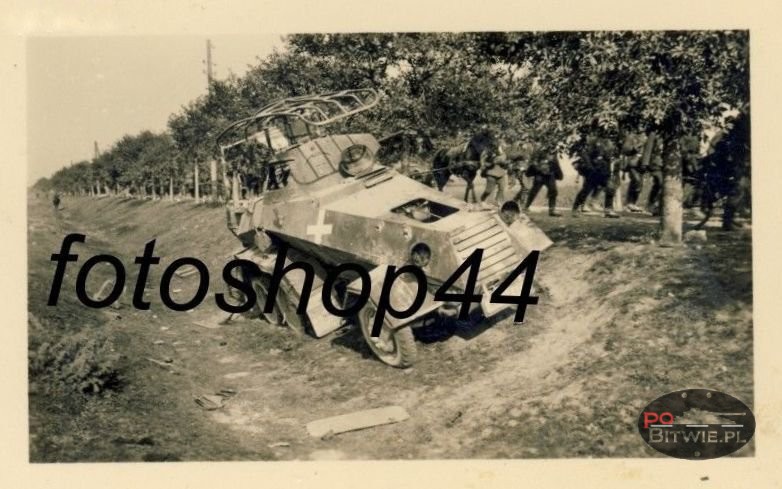 [PSW][#362]{002}{a} s.Pz.Sp.Wg (FU) Sd.Kfz.232 (6 Rad), Aufkl.Abt.(mot.).X, WH-xxxxx, w szerokim, płytkim rowie.jpg