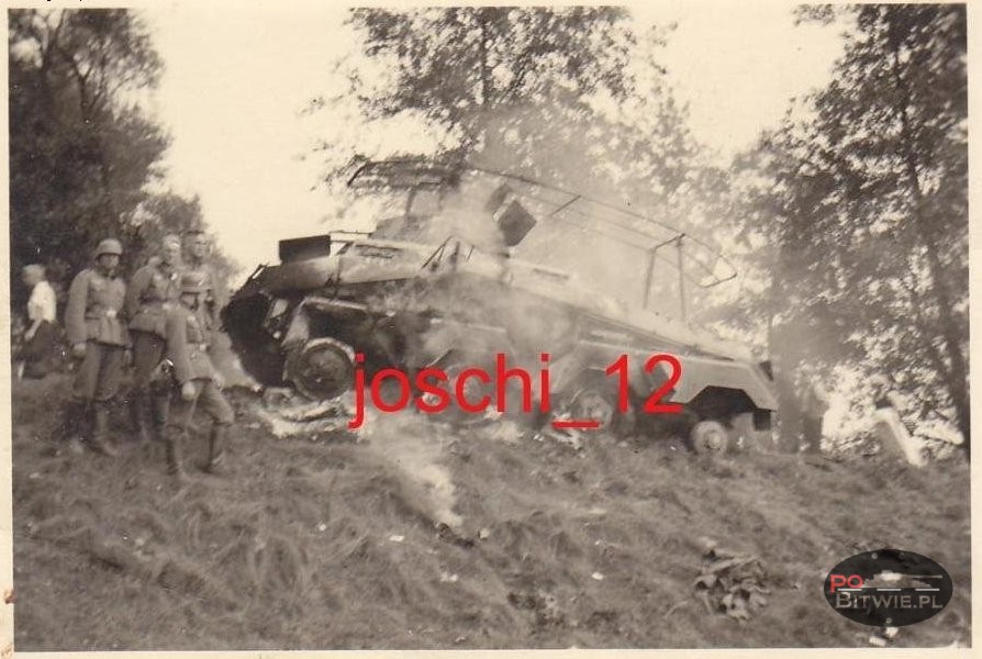 [PSW][#560]{004}{a} s.Pz.Sp.Wg (FU) Sd.Kfz.232 (8 Rad), Aufkl.Abt.8, WH-193247, okolice Wodzisławia Śl., spalony, między białymi słupkami.jpg