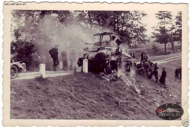 [PSW][#560]{005}{a} s.Pz.Sp.Wg (FU) Sd.Kfz.232 (8 Rad), Aufkl.Abt.8, WH-193247, okolice Wodzisławia Śl., spalony, między białymi słupkami.jpg