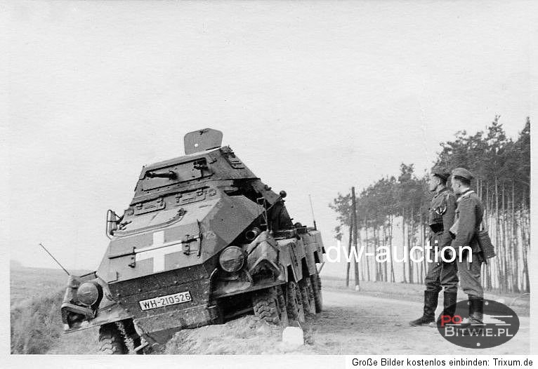 [PSW][#510]{007}{a} s.Pz.Sp.Wg Sd.Kfz.231 (8 Rad), Aufkl.Abt.(mot.).6, WH-210526, Kowale k.Praszka, w rowie, wyrwa z lewej pod wieżą.jpg