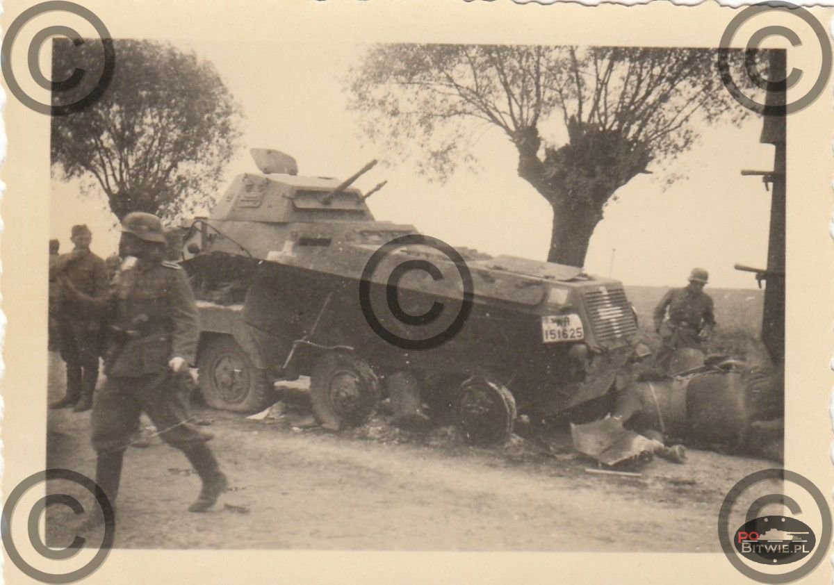 [PSW][#520]{001}{a} s.Pz.Sp.Wg Sd.Kfz.231 (8 Rad), Aufkl.Abt.(mot.).20, WH-151625, droga Zambrów - Czyżew, środek drogi, truchło konia.jpg