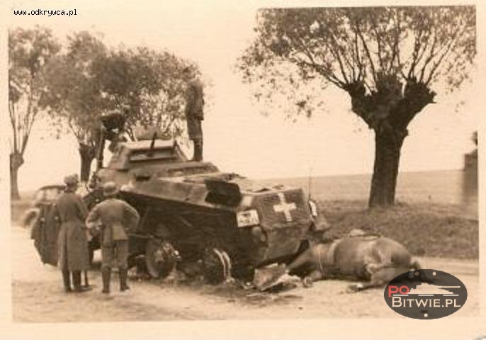 [PSW][#520]{003}{a} s.Pz.Sp.Wg Sd.Kfz.231 (8 Rad), Aufkl.Abt.(mot.).20, WH-151625, droga Zambrów - Czyżew, środek drogi, truchło konia.jpg