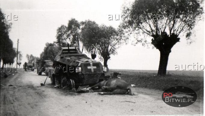 [PSW][#520]{005}{a} s.Pz.Sp.Wg Sd.Kfz.231 (8 Rad), Aufkl.Abt.(mot.).20, WH-151625, droga Zambrów - Czyżew, środek drogi, truchło konia.jpg