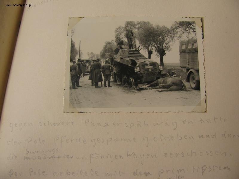 [PSW][#520]{002}{b} s.Pz.Sp.Wg Sd.Kfz.231 (8 Rad), Aufkl.Abt.(mot.).20, WH-151625, droga Zambrów - Czyżew, środek drogi, truchło konia.jpg