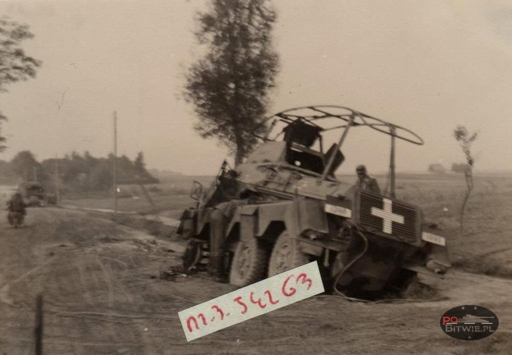 [PSW][#590]{001}{a} s.Pz.Sp.Wg (FU) Sd.Kfz.232 (8 Rad), SS Panzerspähzug LAH, SS-1090, 'Faust', Piaski k.Bolesławca.jpg